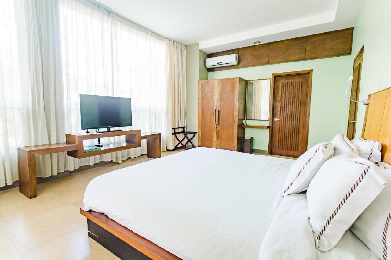 The Park - Silang Hotel Exterior photo